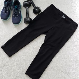EUC Old Navy active capris with mesh details